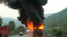 浙江瑞安：高速大巴起火 瞬间车辆全毁