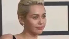 线上看 第57届格莱美颁奖礼 Miley Cyrus携友亮相红毯 (2015) 带字幕 中文配音