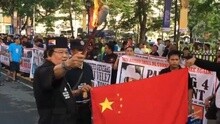 菲总统竞选人竟烧中国国旗 声称是维护菲利益