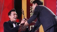 《2015国剧盛典》王凯跪接李雪孔笙颁发的奖杯