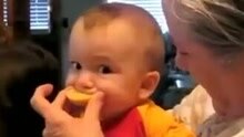 世界各地小宝贝第一次吃柠檬的反应