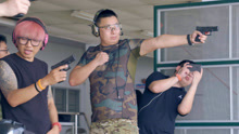 两个中国人在泰国开真枪靶场，玩“军火生意”