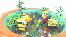 小黄人们游泳池玩具洗澡打排球