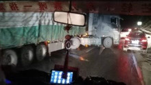 云南昆楚高速道路结冰53车连撞 4人逃生坠亡