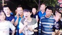 残疾歌手王亮户外演唱《军中绿花》
