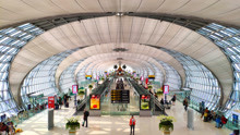 重庆江北机场比曼谷素万那普机场漂亮多了，但客流要逊色