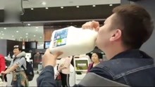 《人在囧途》上演真实版王宝强喝牛奶 小伙一口闷完2升半