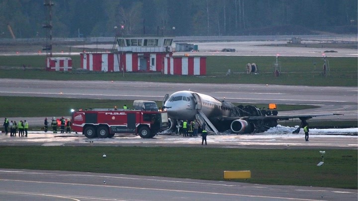 俄罗斯一架客机机场起飞后起火