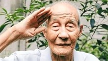 95岁老兵，独自从轮椅站起朝雕像敬礼，含泪说：我又来看你了