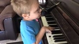 天赋禀异！6岁视力障碍小孩弹唱埃尔顿约翰经典《火箭人》