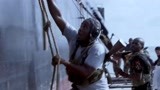 舰在亚丁湾：海盗猖狂爬商船！吓得船员仓惶逃窜！中国海军要来了