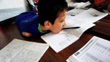 心疼！印尼12岁小男孩天生无手无脚，用嘴巴写字，用下巴玩游戏