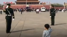 萌娃向军人行礼看呆了老外，外国网友：这就是中国和我们的区别？