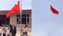 邯郸夫妇家门口举行升旗仪式 为祖国庆生
