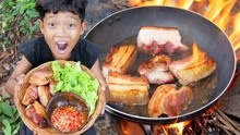 小男孩野外油煎大块五花肉，能吃猪肉的都是土豪