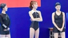 陈小纭的身材有多好？当她穿着泳衣出水那一刻，粉丝挪不开眼