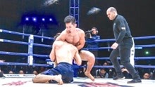 杨建平生涯最“狠”的比赛，面对日本拳手，50秒断头台直接锁睡他
