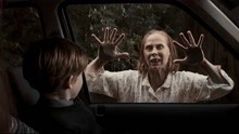 老太疯狂敲车门，说车里的小孩是怪物，妈妈不信，结果当晚出事了