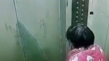 俩老人电梯里搬玻璃卡门缝里 下一秒监控拍下可怕瞬间
