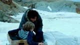 北极大冒险：专家给男孩救了出来，马上让其取暖喝酒
