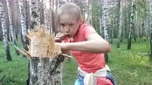 俄罗斯10岁拳击女孩，徒手锤烂一颗树，不愧是战斗民族！