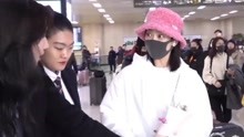 线上看 宋茜韩国机场一眼认出曾经站姐  睁大眼睛回头甜笑超暖心 (2020) 带字幕 中文配音