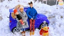 芭比和肯带妹妹凯莉玩雪