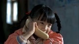 留鸟天空：可怜的留守儿童守在电话旁边，希望能接到父母的电话