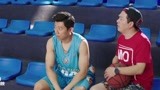 反转人生：男子参加篮球比赛，坐在替补席上干瞪眼