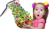 亲子游戏儿童故事：越看越搞笑，小萝莉竟被魔法彩虹糖瀑布整蛊！