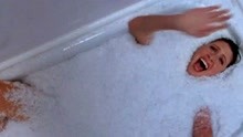 美女在浴缸洗澡享受，怎料水竟瞬间结成冰，最后被活活冻死！