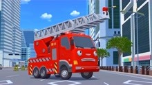 汽车城：消防车喷水救援开始 救护车和警车待命