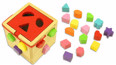 五彩木盒子里有各种形状的小木块玩具