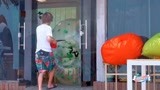 夏日冲浪店：黄轩黄明昊搬气球，被门卡住