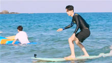 The surfing gesture of Wang Yibo in the early morning looks super cool.