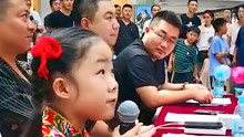 山东8岁童星被邀请点评成人唱歌，有板有眼，网友：不尊重选手
