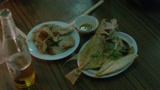 赌侠1999：张家辉请人吃饭，大鱼大肉还有啤酒，太舒服了！