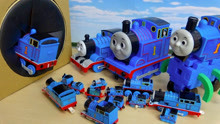 不同大小的托马斯小火车玩具进入神奇通道