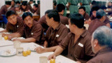 福星闯江湖：监狱的伙食还真不错，有菜有肉，还有一个大橙子
