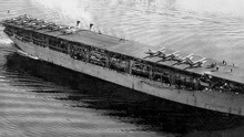 美国第一艘航母“兰利号”，为让飞机起落，烟囱竟成了折叠式