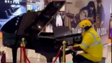 商场里外卖小哥弹钢琴引发围观：突然来单，马上就跑！