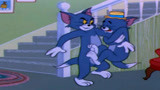 猫和老鼠：汤姆的表弟太胆小，害怕老鼠到吊在他身上！