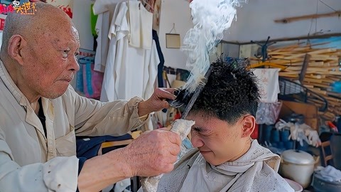 武汉最硬核烫头92岁理发师提烧红铁棒不用药水硬烫,50元一次