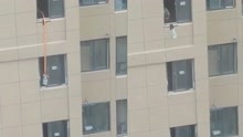 惊险！郑州男子15楼窗外拉水绳子断裂 水桶径直落地砸到单元门前