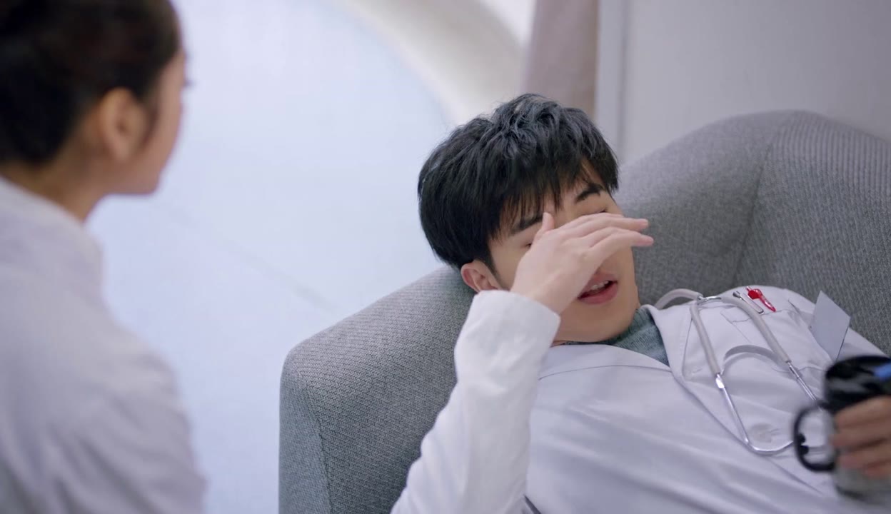 秦斌身心俱疲 裘佳心劝他不要多管闲事