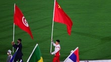东京奥运会闭幕式 旗手苏炳添身姿挺拔高举国旗入场