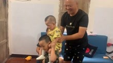 郭皓轩扛着小侄儿玩，这个舅舅当得称职，笑得遭不住！