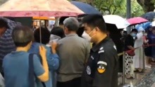热情不减！台风灿都即将登陆上海，市民们仍撑伞排长队买月饼