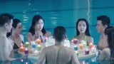 恐怖游泳馆：小伙给死去的女友过生日，在水里吃蛋糕，好吓人