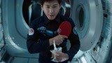 银河补习班：宇航员太会玩，用水滴当乒乓球，还可以打乒乓球呢